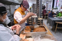 200籠小籠包仨小時售空！這家社區(qū)食堂火啦做肉餡包子視頻全教程